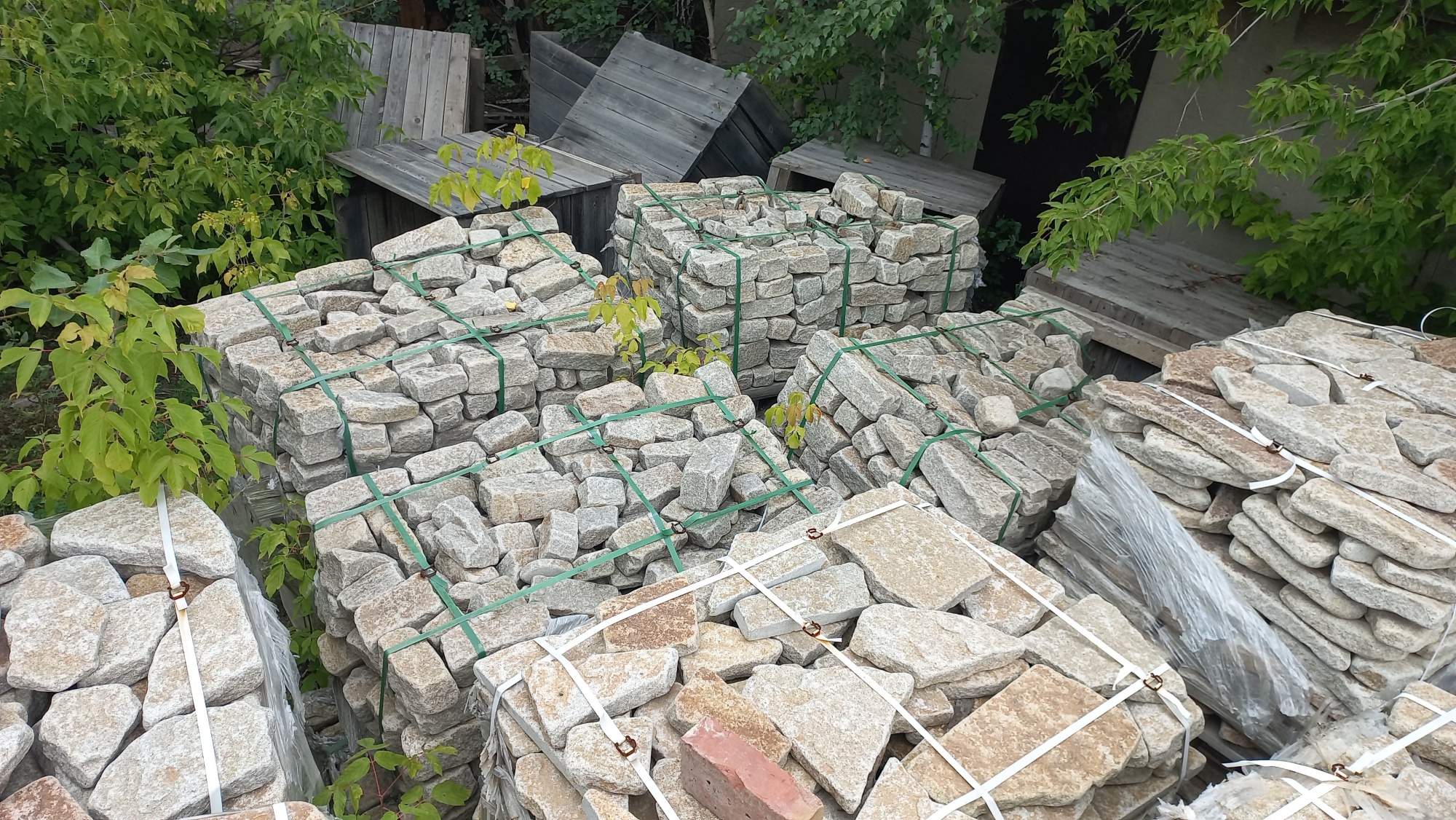 Плитняк галтованный гранитный для ландшафтного дизайна купить в Тольятти