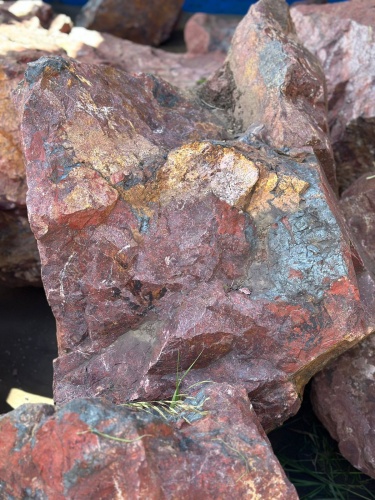 Камни для ландшафтного дизайна красно-фиолетовые 10-60 килограмм купить в Тольятти