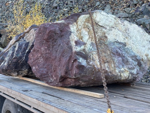 Огромные красно-фиолетовые валуны для ландшафтного дизайна весом более 5 тонн купить в Тольятти