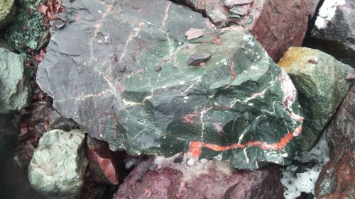 Гигантские зелёные валуны для ландшафтного дизайна весом более 5 тонн купить в Тольятти