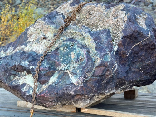 Огромные красно-фиолетовые валуны для ландшафтного дизайна весом более 5 тонн купить в Тольятти