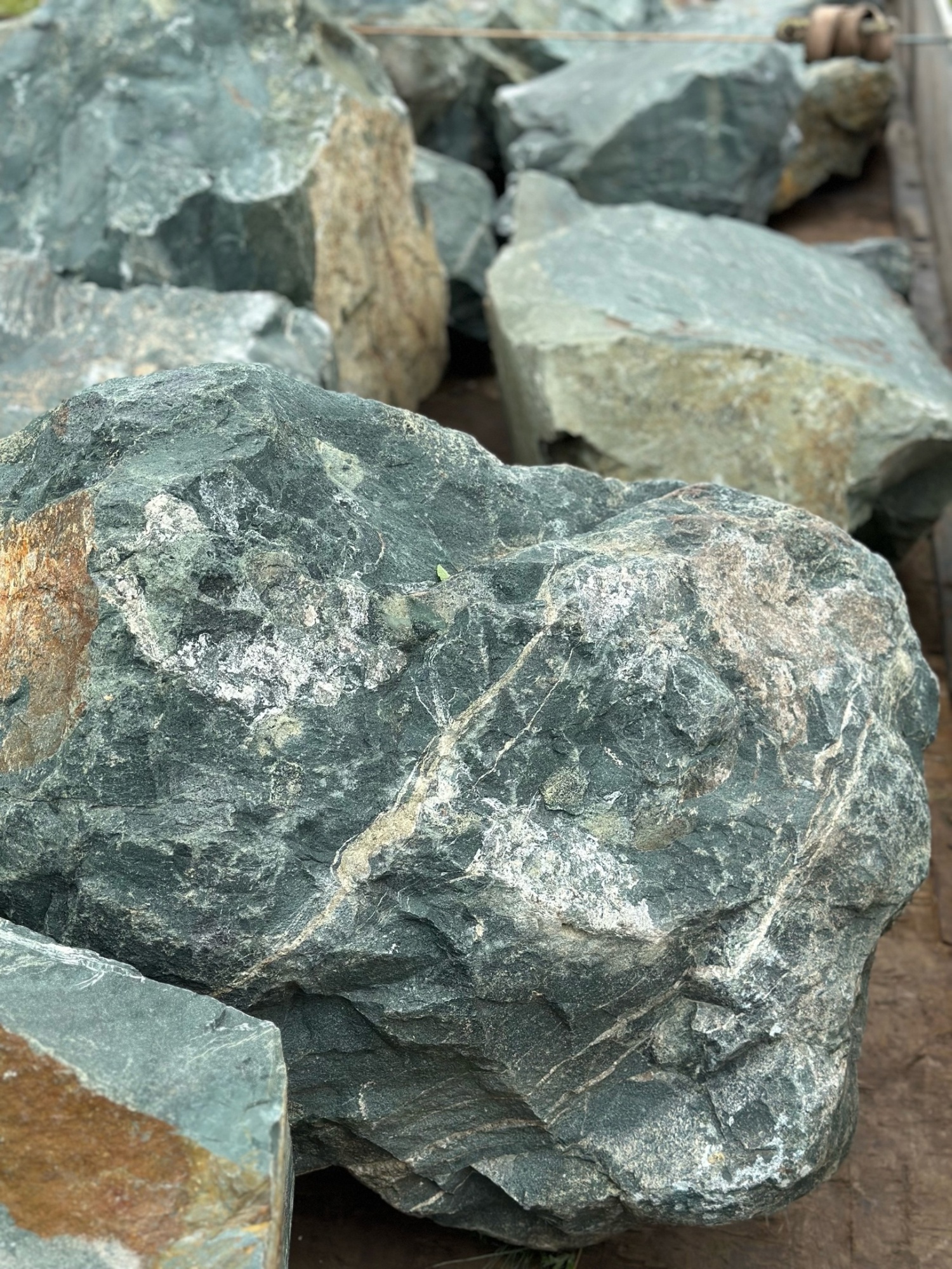 Камни для ландшафтного дизайна зелёные 10-60 килограмм купить в Тольятти