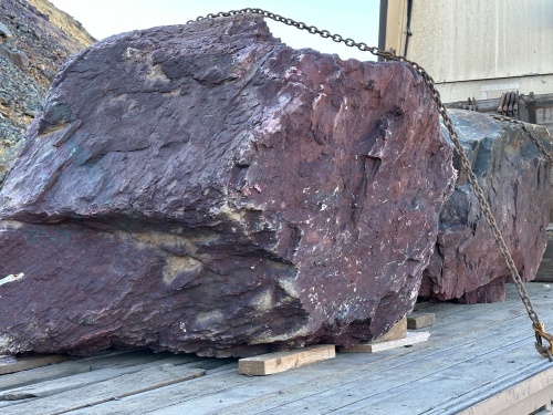 Огромные красно-фиолетовые валуны для ландшафтного дизайна весом более 5 тонн купить в Тольятти