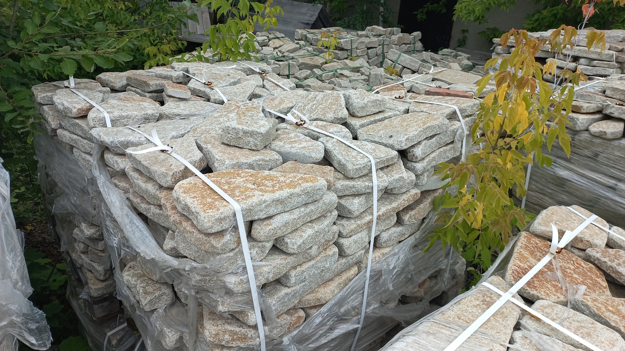 Плитняк галтованный гранитный для ландшафтного дизайна купить в Тольятти