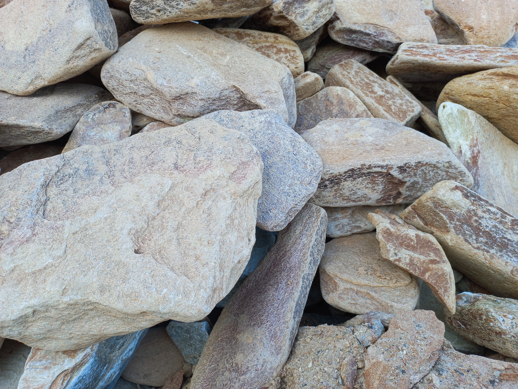 Златолит жёлтый, жёлто-зелёный глыбки и валуны для ланшафтного дизайна купить в Тольятти