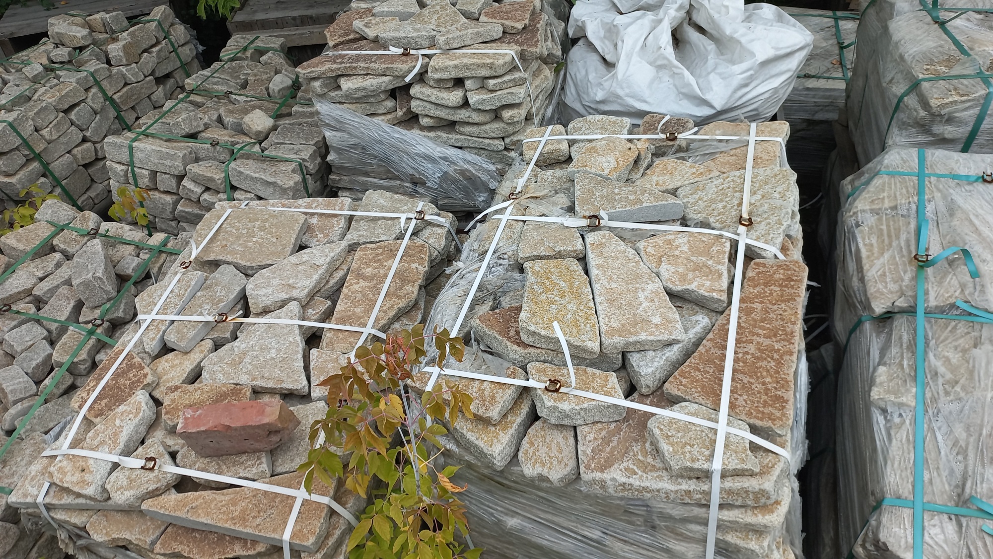 Плитняк гранитный галтованный купить в Тольятти