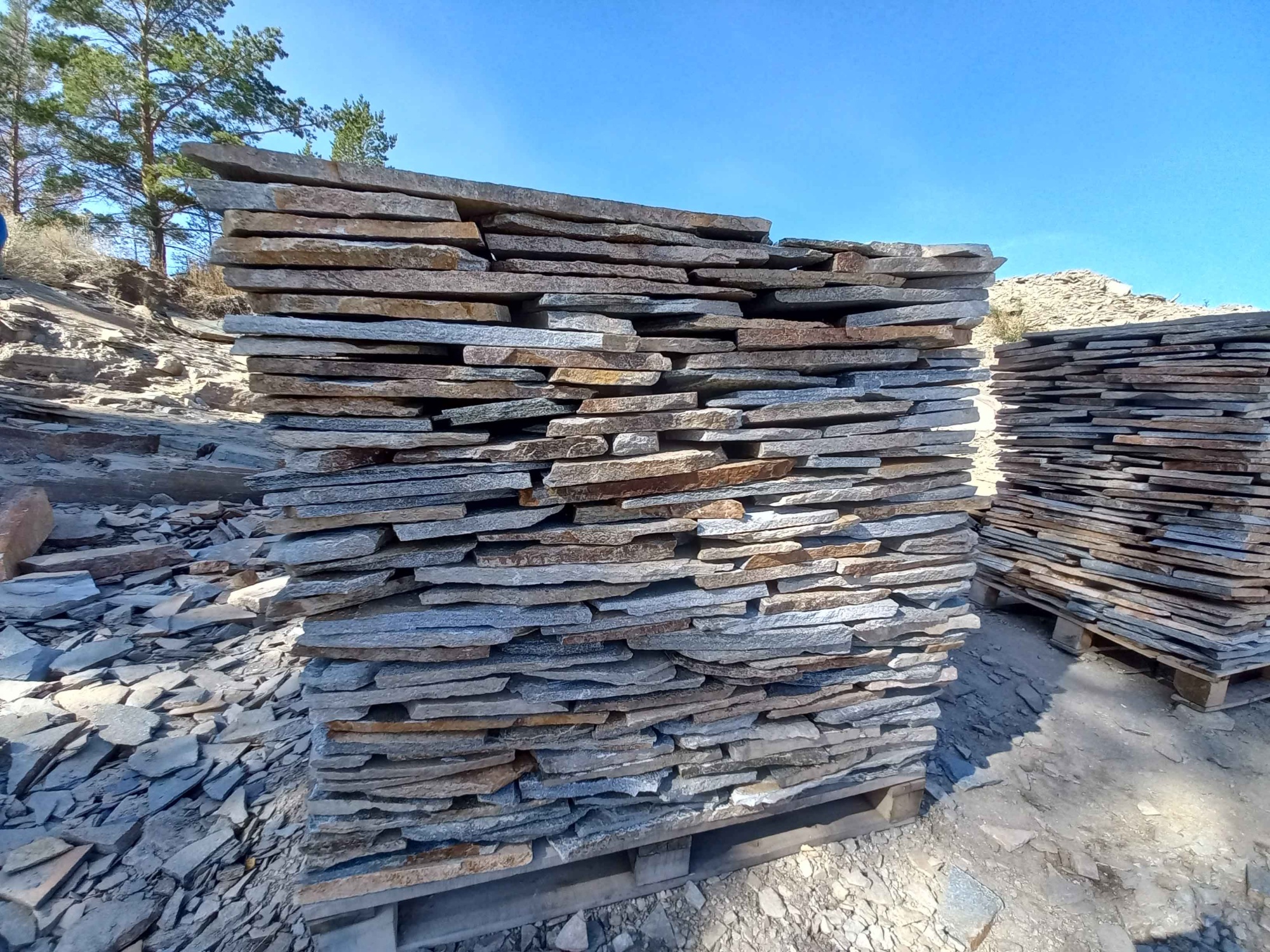 Плитняк златолит серебристый для фасада купить в Тольятти