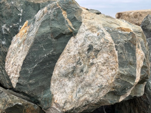 Гигантские зелёные валуны для ландшафтного дизайна весом более 5 тонн купить в Тольятти