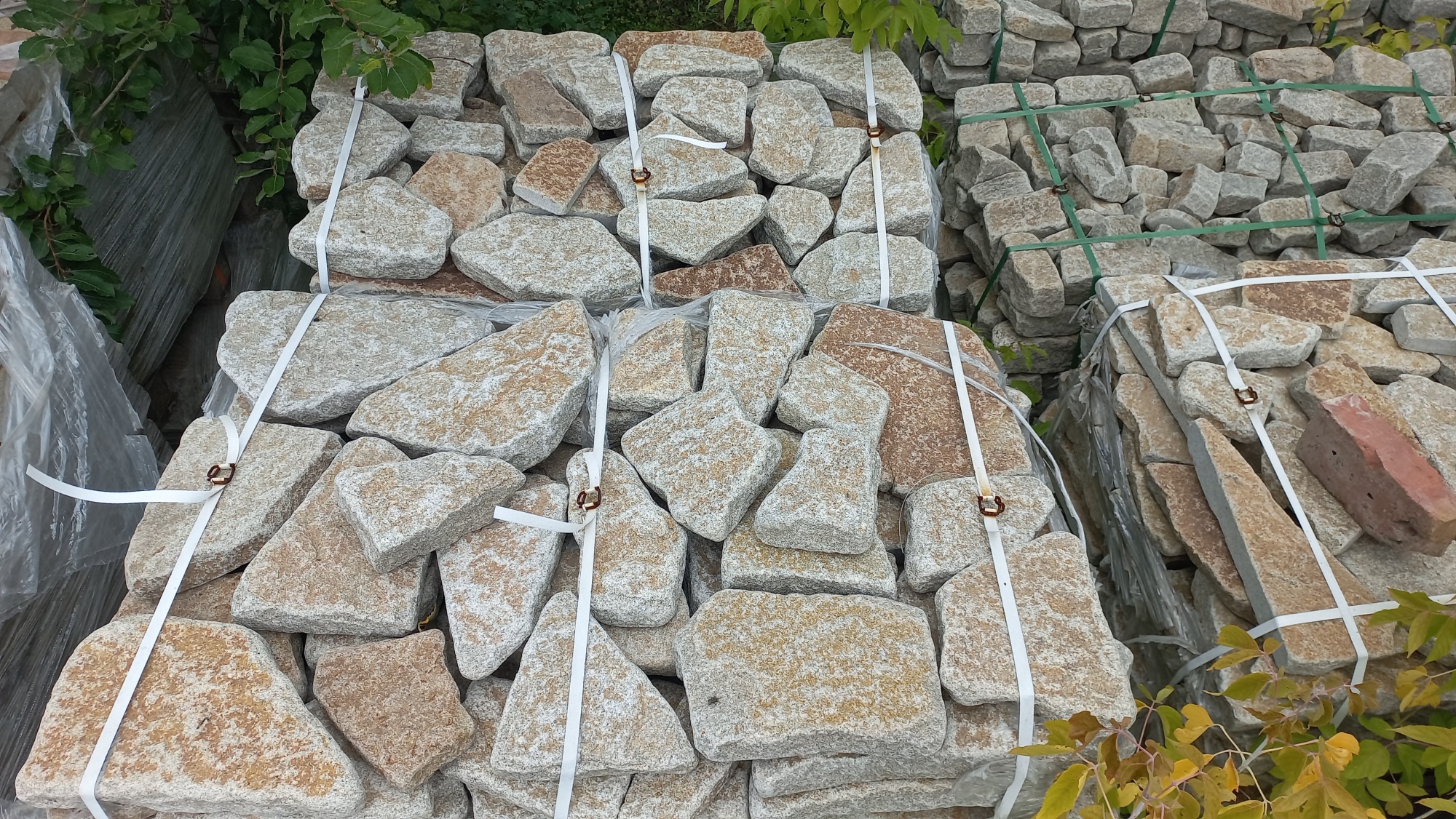 Гранитный плитняк галтованный для мощения купить в Тольятти