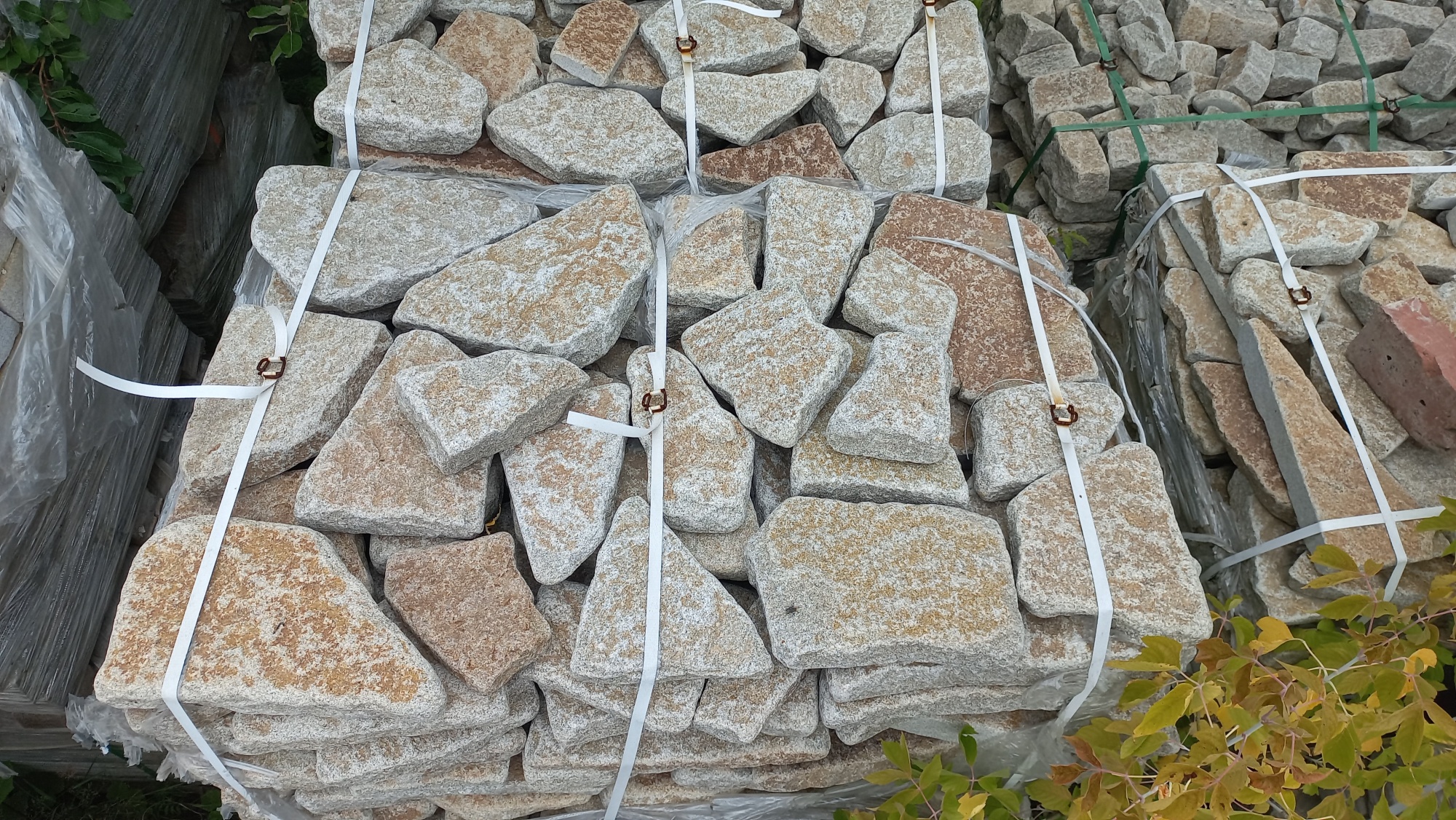 Плитняк галтованный гранитный для ландшафтного дизайна купить в Тольятти