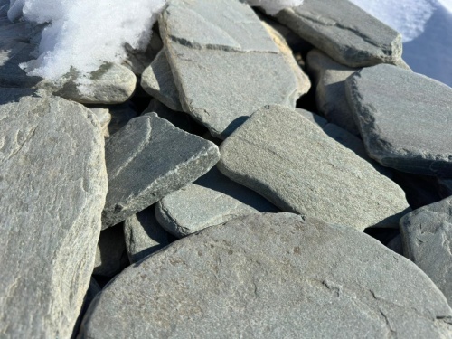 Плитняк златолит зелёный галтованный для цоколя купить в Тольятти